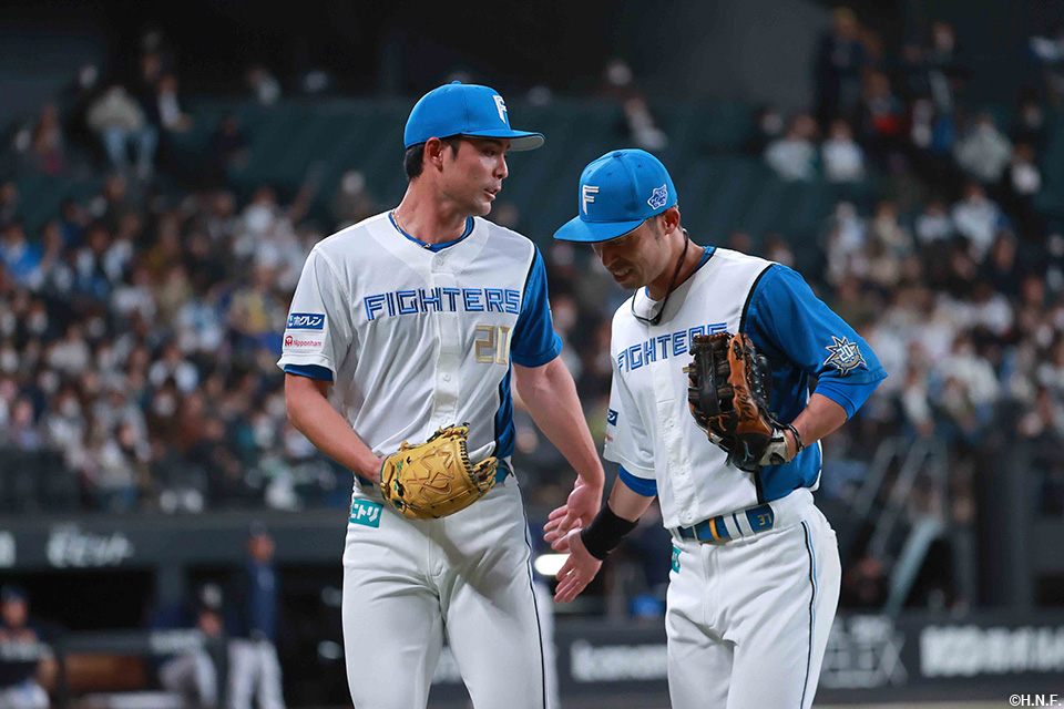 2回表、江越選手を迎える上原投手