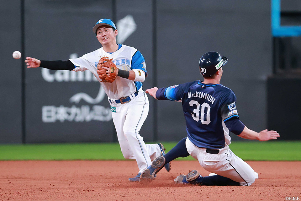 4回表、併殺を完成させる上川畑選手