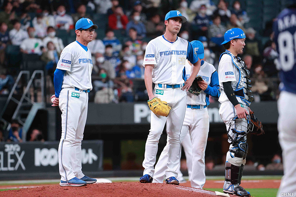 5回表、降板する上原投手