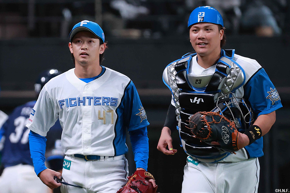 5回表を抑えた鈴木投手と伏見選手