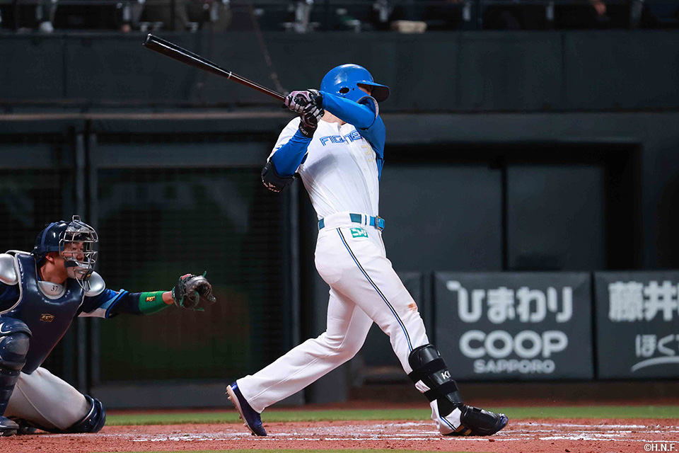 7回裏、ライトへヒットを放つ清宮選手