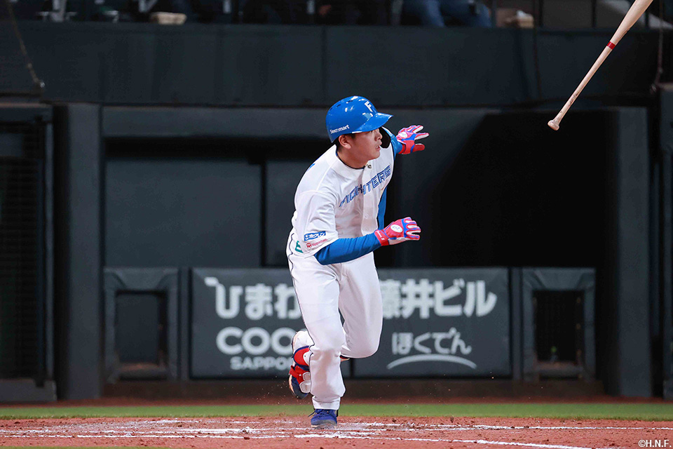 7回裏、センターへヒットを放つ野村選手