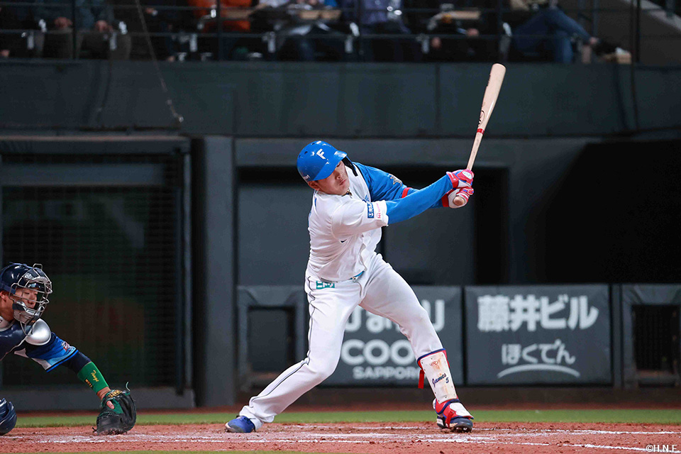 8回裏、三振に倒れた野村選手01