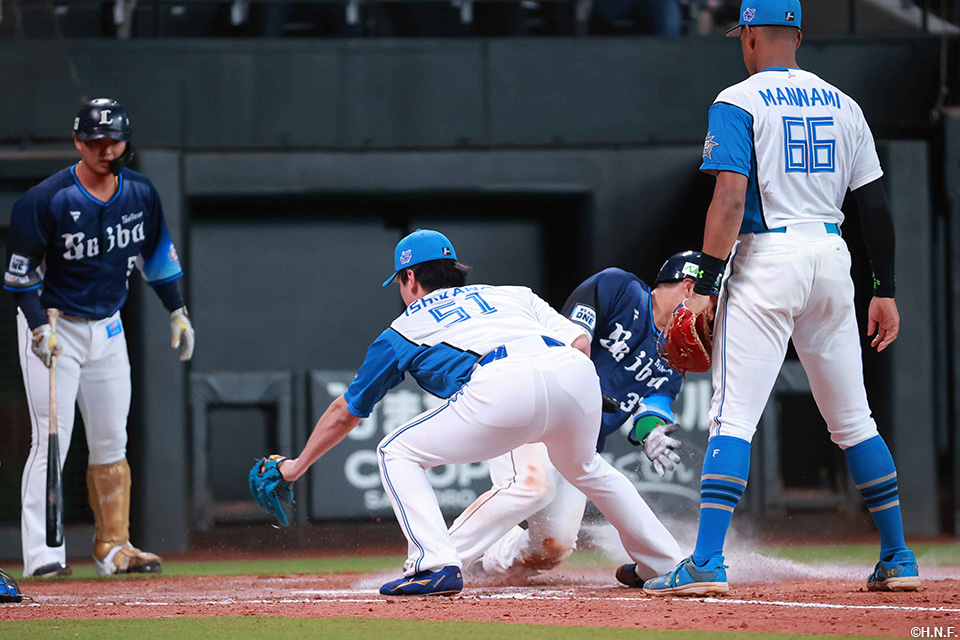 9回表、暴投で失点を許した石川投手01