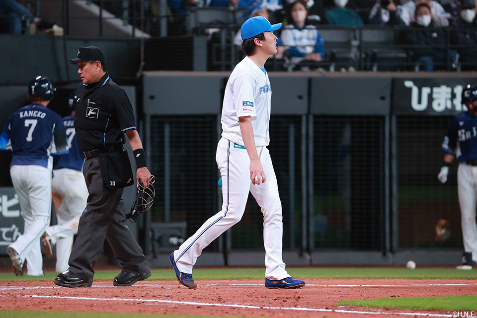 9回表、暴投で失点を許した石川投手02