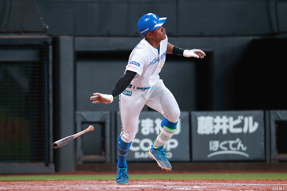 9回裏、本塁打を放つ万波選手01