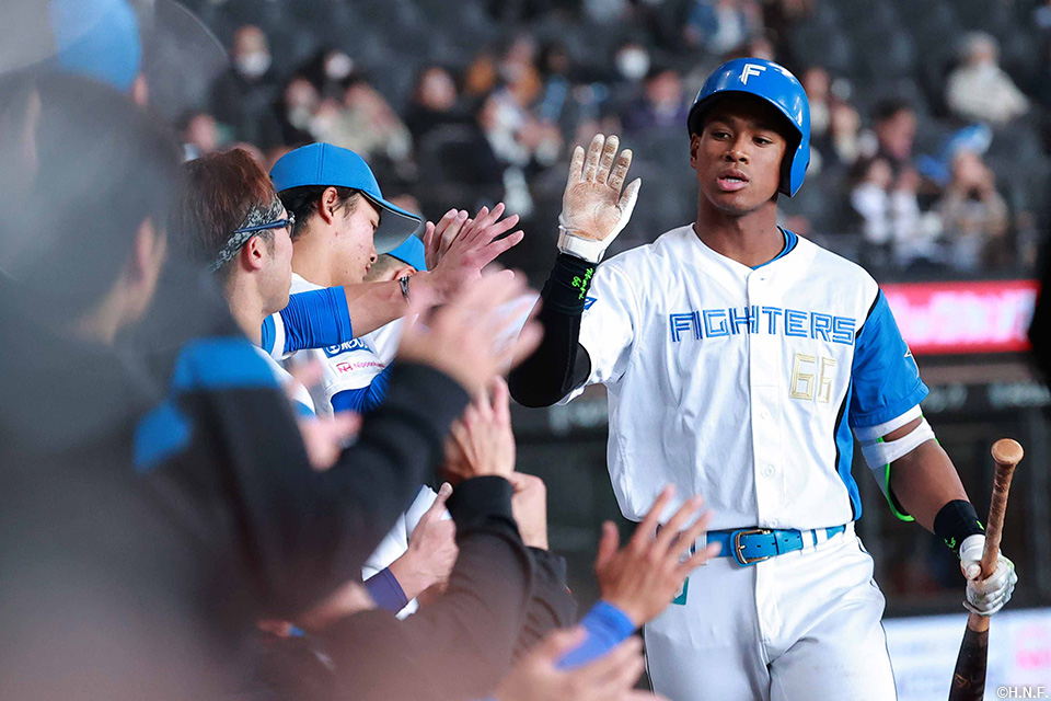 9回裏、本塁打を放つ万波選手02