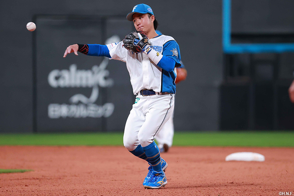 3回表、一塁へ送球する奈良間選手
