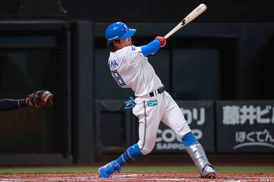 3回裏、プロ初安打となる先制本塁打を放つ奈良間選手01