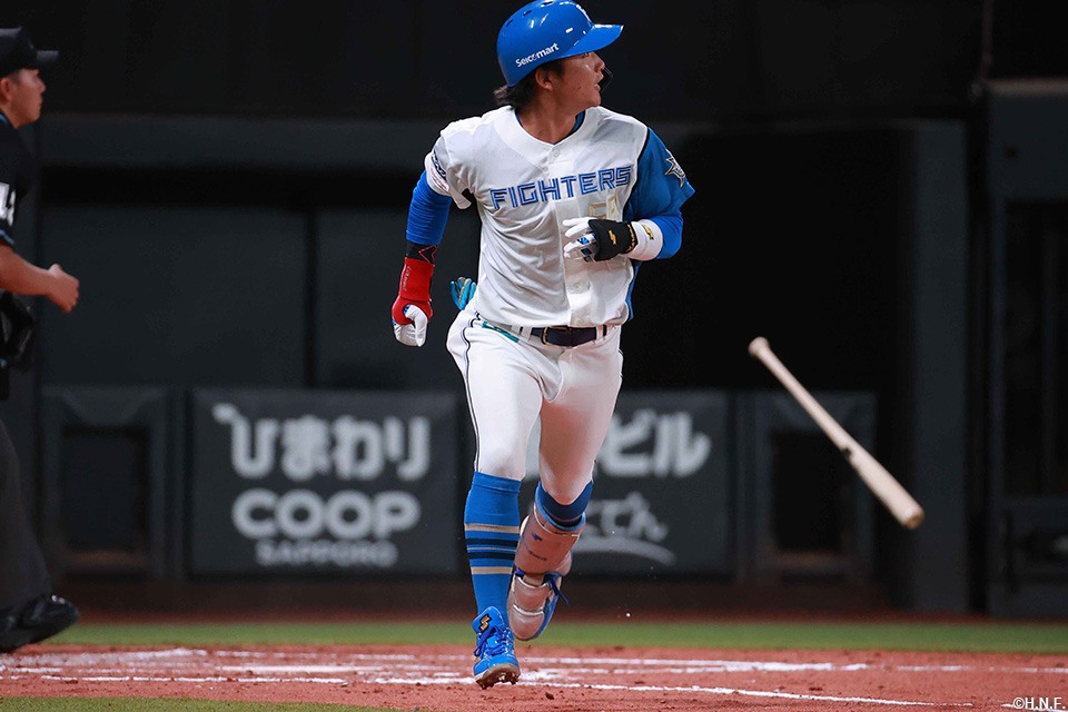 3回裏、プロ初安打となる先制本塁打を放つ奈良間選手02
