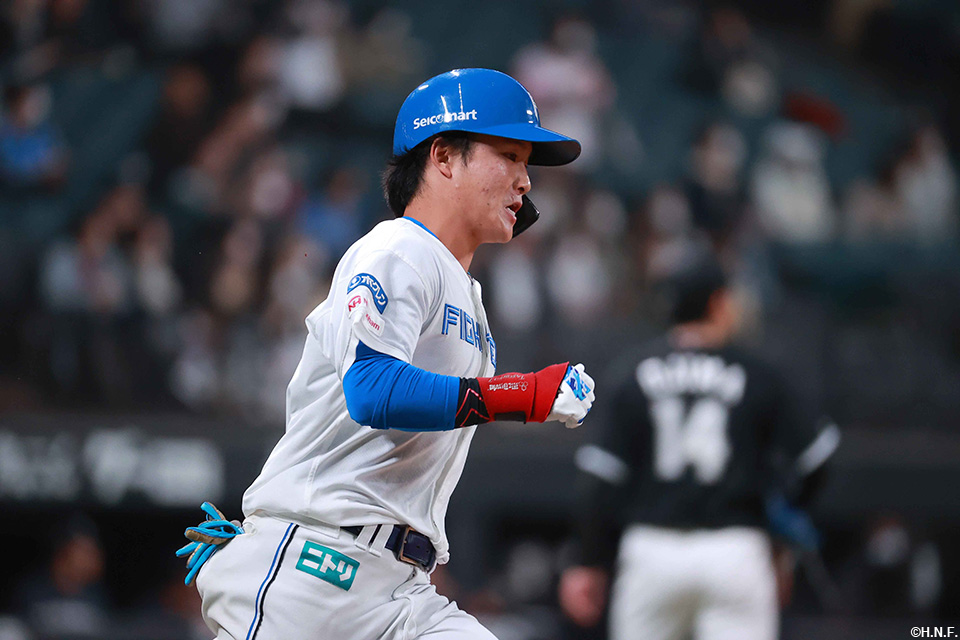 3回裏、プロ初安打となる先制本塁打を放つ奈良間選手03