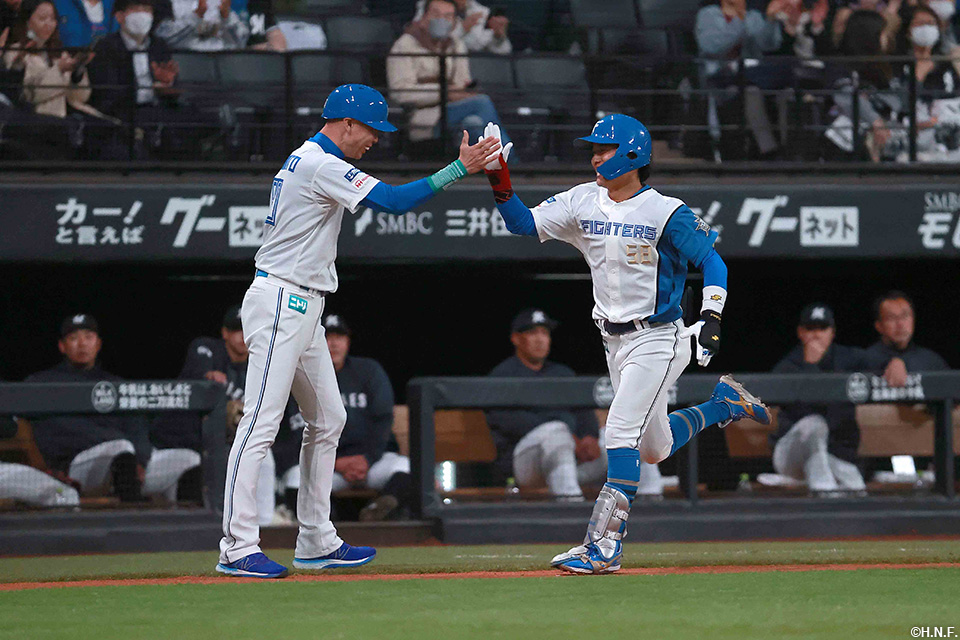 3回裏、プロ初安打となる先制本塁打を放つ奈良間選手04