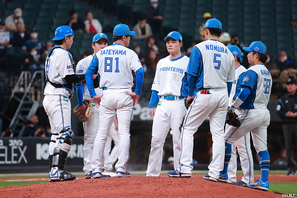6回表、マウンドに集まる選手たち