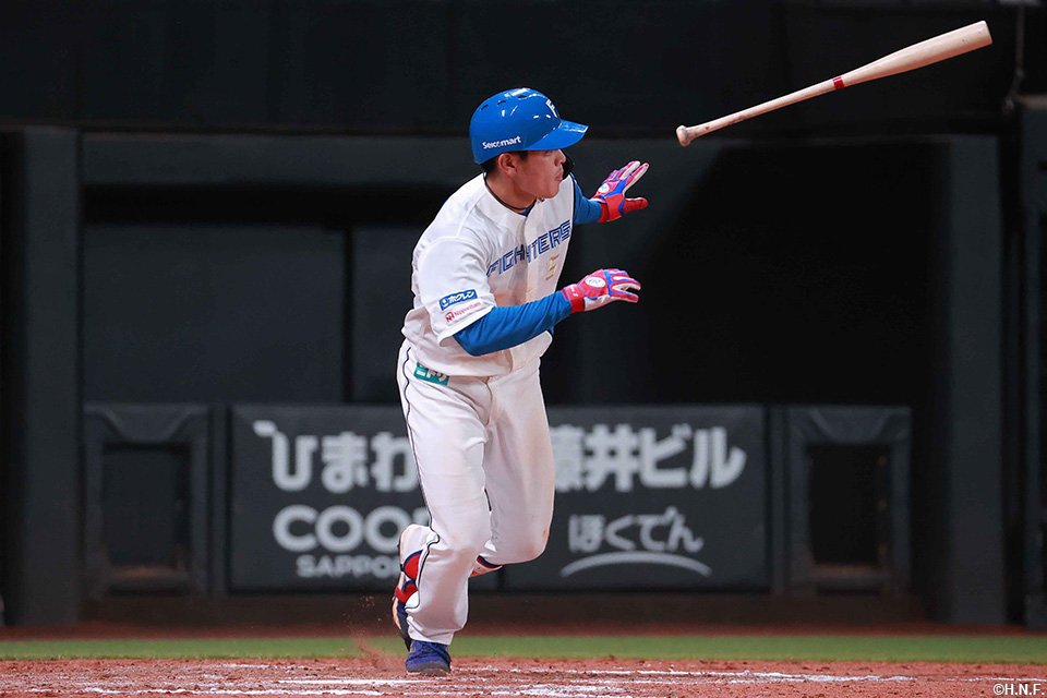 9回裏、レフトへヒットを放つ野村選手