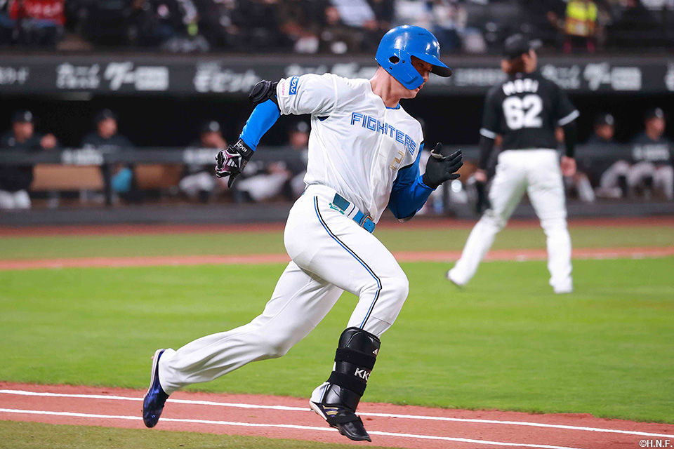 1回裏、レフトへヒットを放った清宮選手