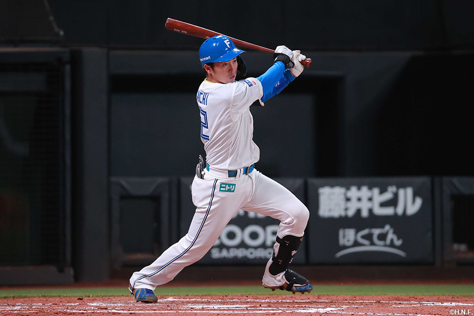 2回裏、ライトへヒットを放つ谷内選手