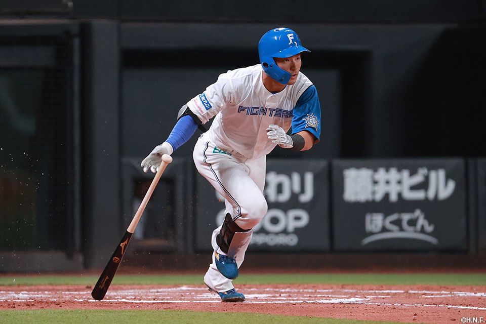 2回裏、ライトへ適時打を放つ水野選手