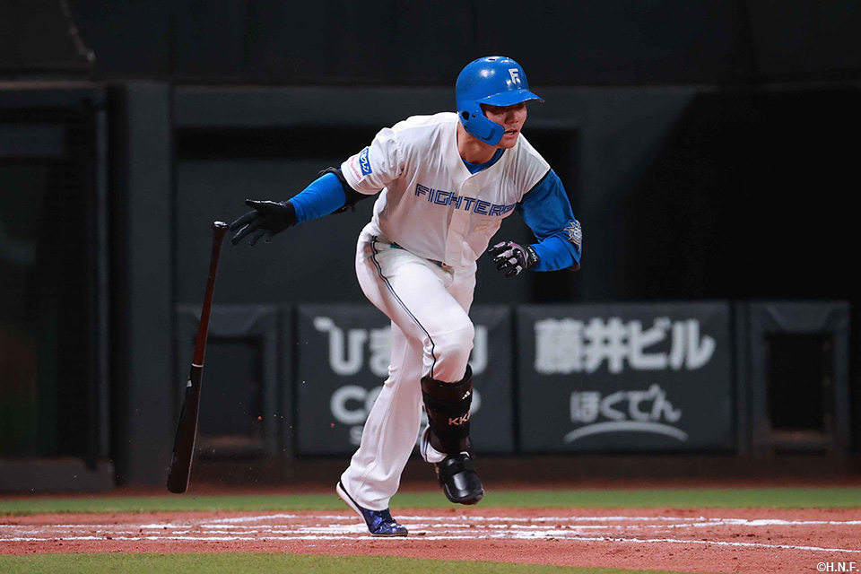6回表、ライトへ二塁打を放つ清宮選手