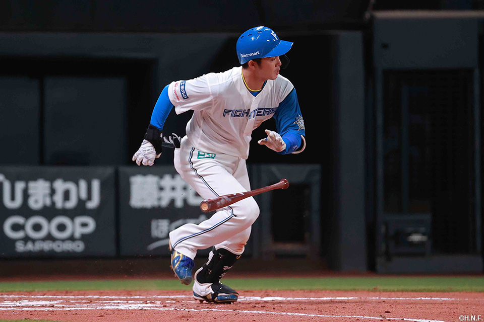 6回裏、レフトへ適時打を放つ谷内選手01