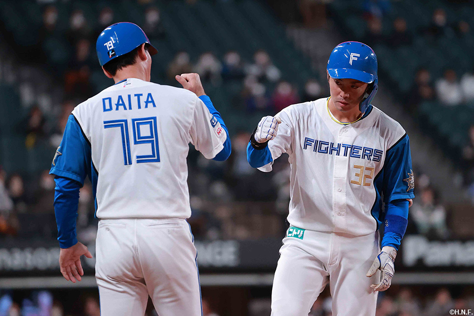 6回裏、レフトへ適時打を放つ谷内選手02