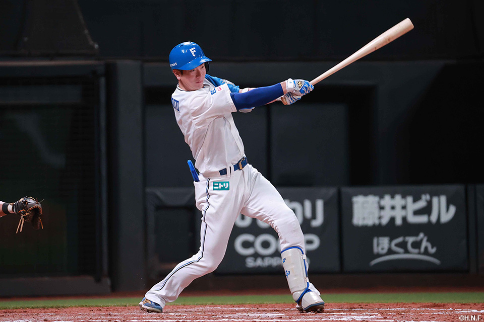 7回裏、ライトへヒットを放つ松本剛選手