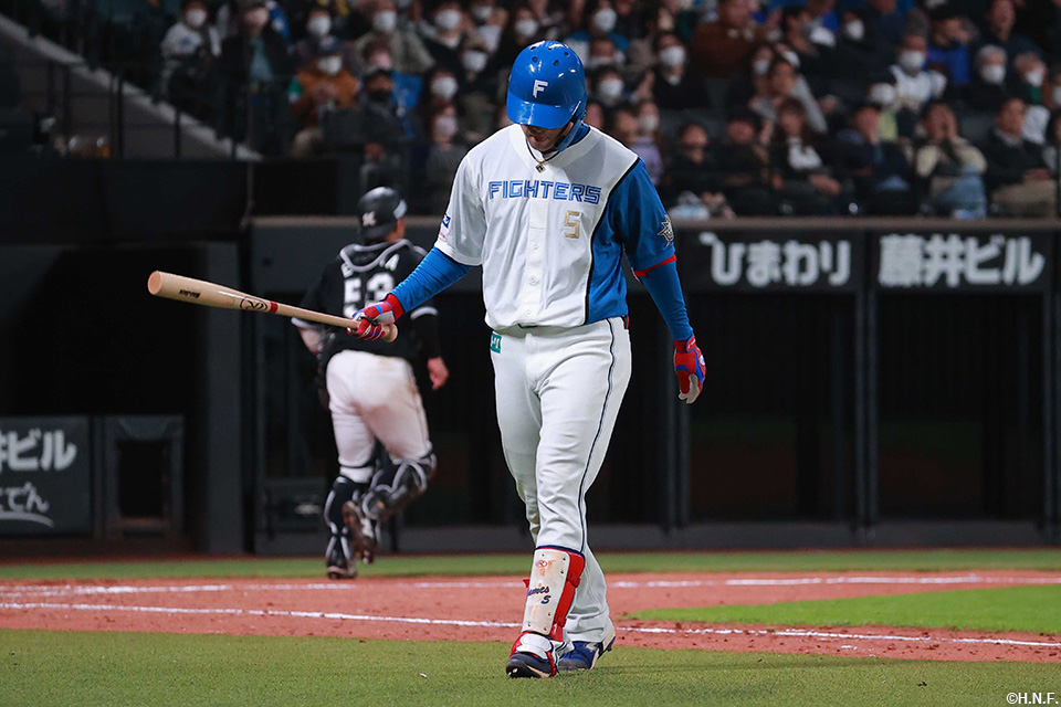 7回裏、一邪飛に倒れる野村選手