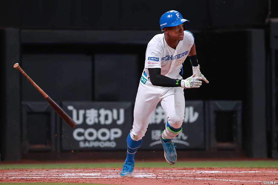 8回裏、センターへ二塁打を放つ万波選手