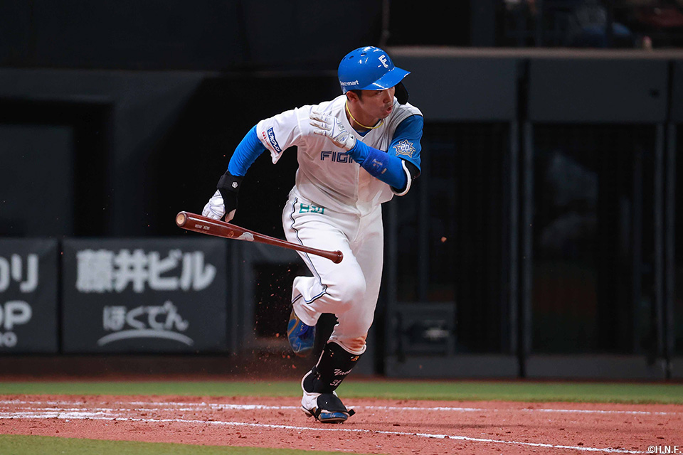 8回裏、センターへ適時打を放つ谷内選手01