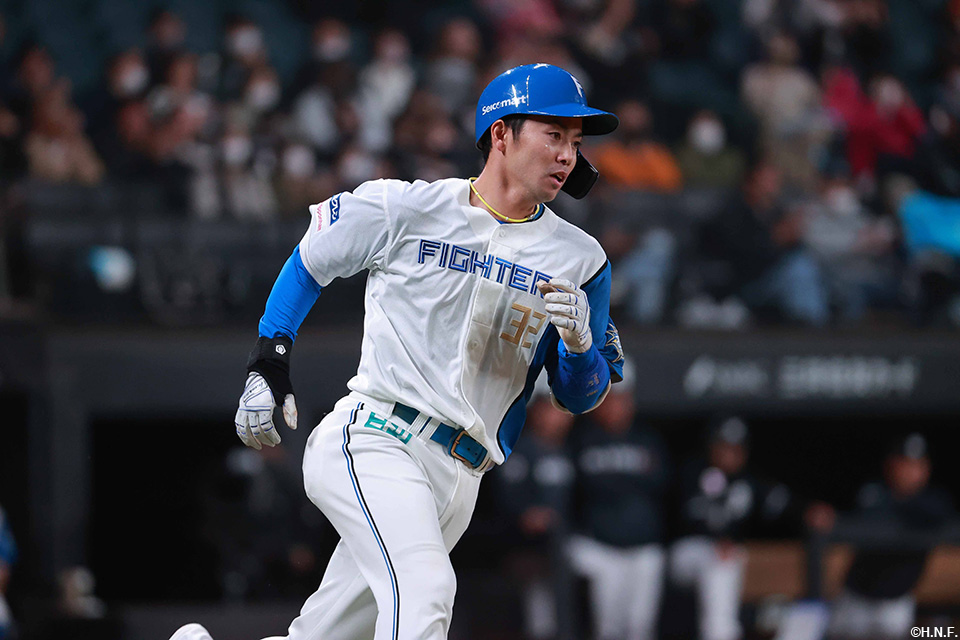 8回裏、センターへ適時打を放つ谷内選手02