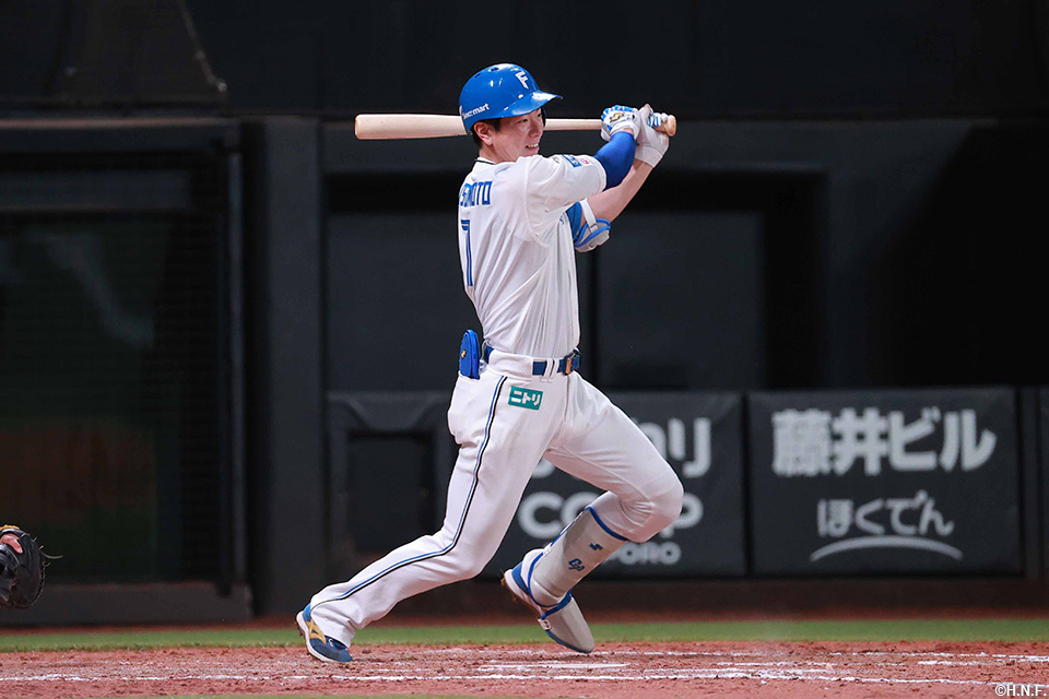 9回裏、センターへヒットを放つ松本剛選手