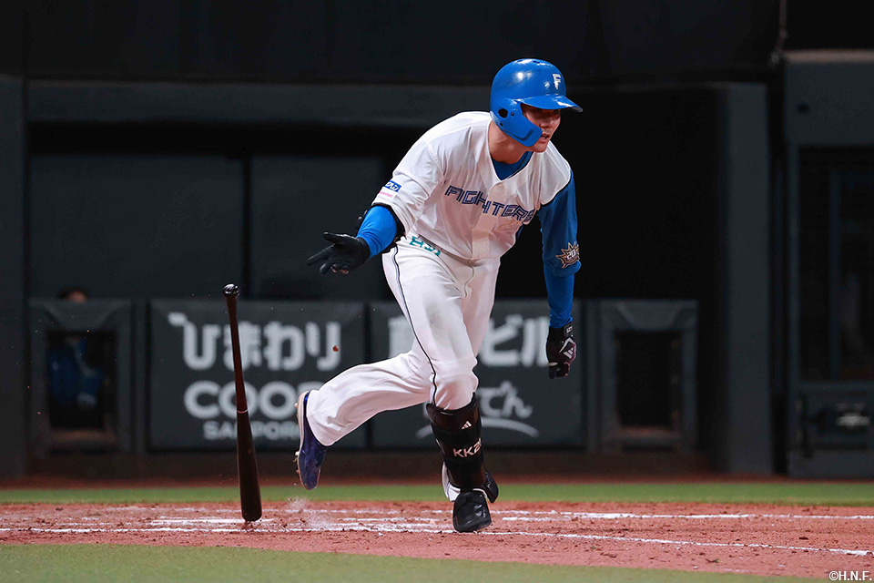 9回裏、ライトへヒットを放つ清宮選手