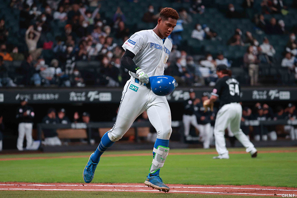 9回裏、ライトフライに倒れる万波選手