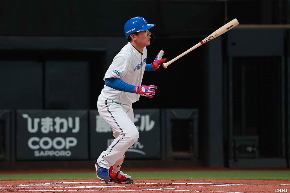 1回裏、センターへヒットを放つ野村選手