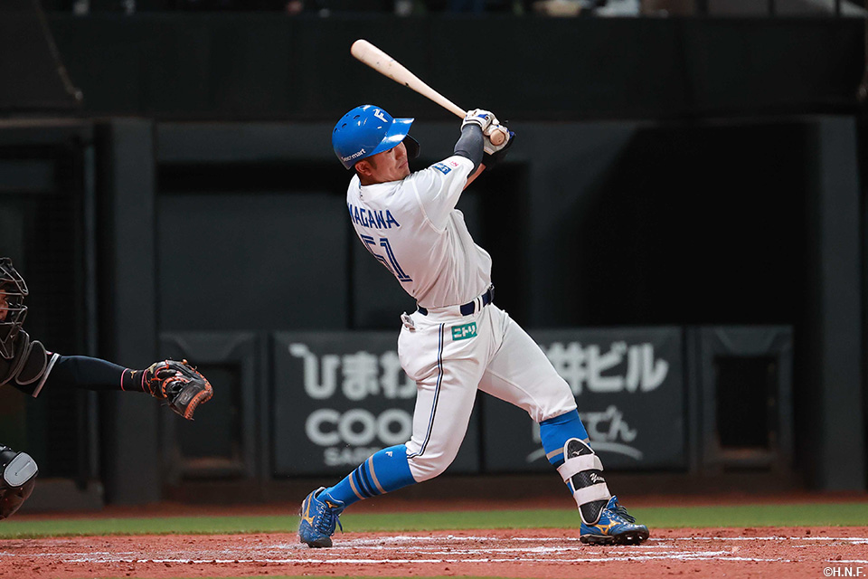 3回裏、ライトへヒットを放つ今川選手01