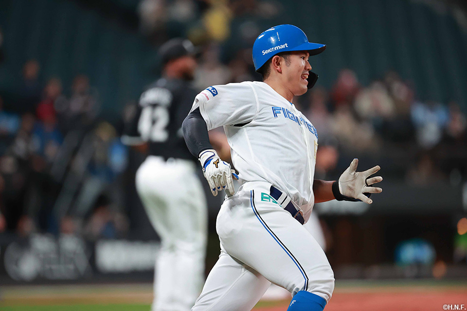 3回裏、ライトへヒットを放つ今川選手02