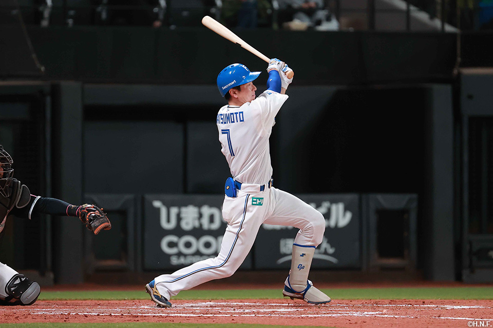 3回裏、先制となる犠飛を放つ松本剛選手