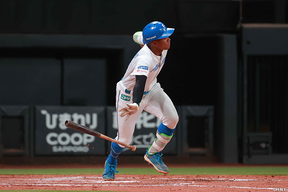 4回裏、二塁打を放つ万波選手