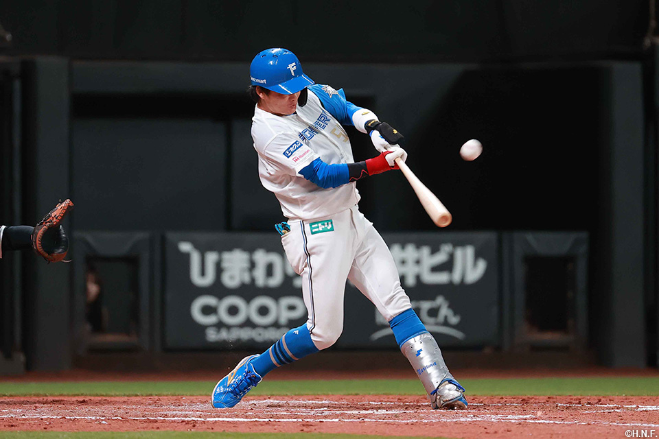 4回裏、犠牲フライを放つ奈良間選手01