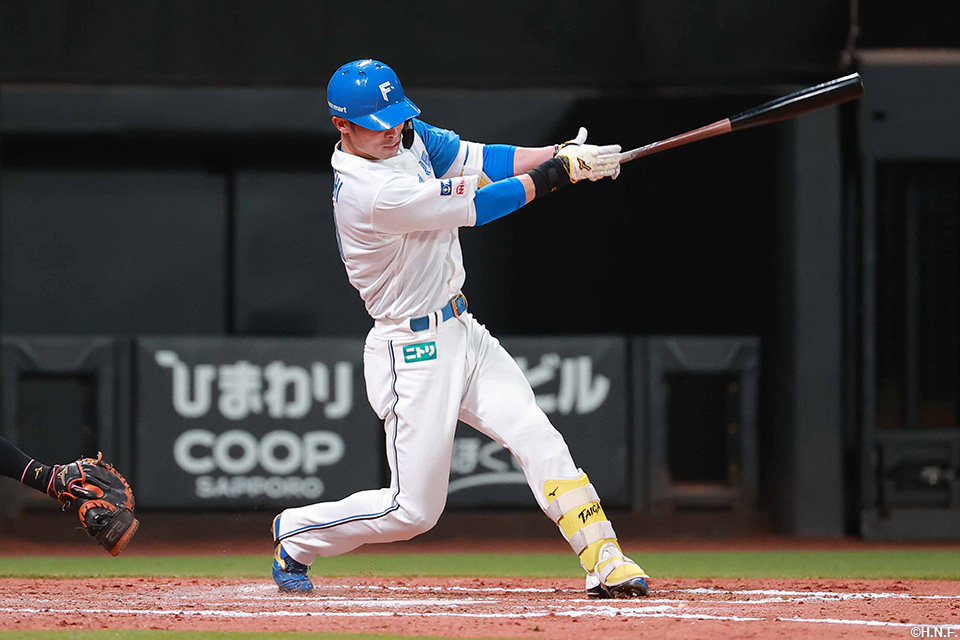 8回裏、二塁打を放つ江越選手01