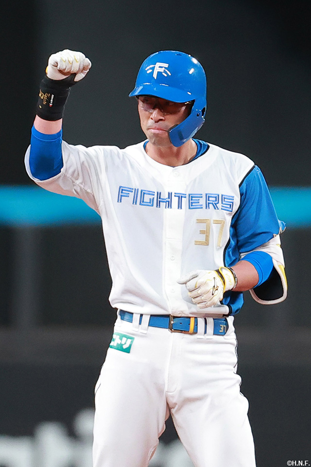 8回裏、二塁打を放つ江越選手03