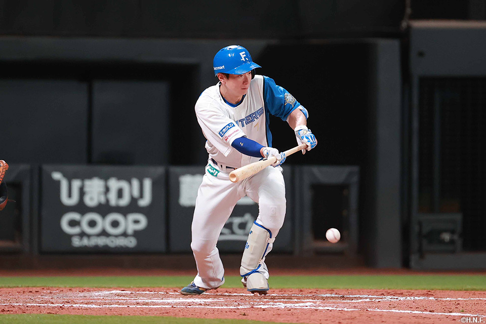 8回裏、バントヒットをきめる松本剛選手01