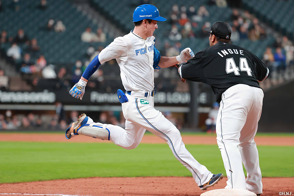 8回裏、バントヒットをきめる松本剛選手02