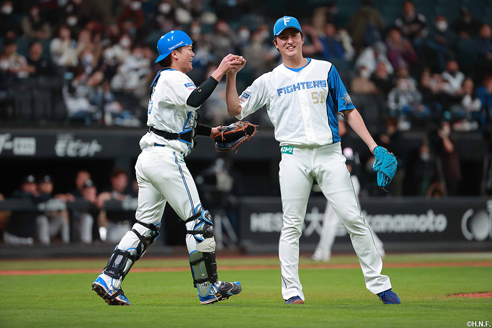 石川投手が抑えてゲームセット