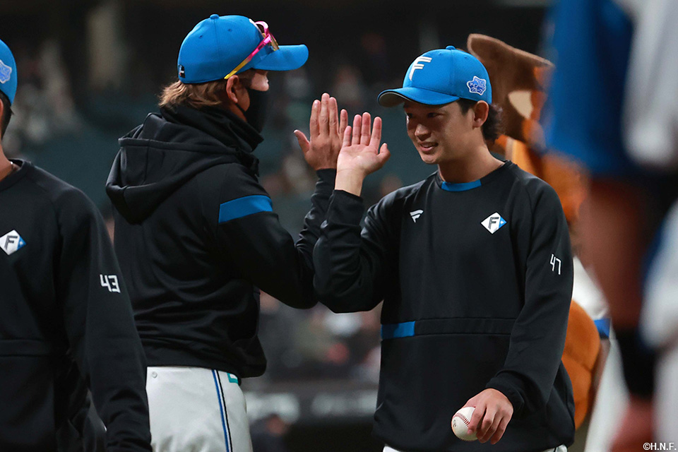 ウイニングボールを受け取った鈴木投手