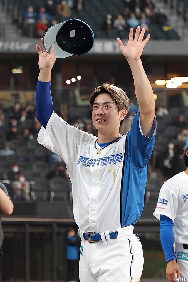 歓声にこたえる松本剛選手