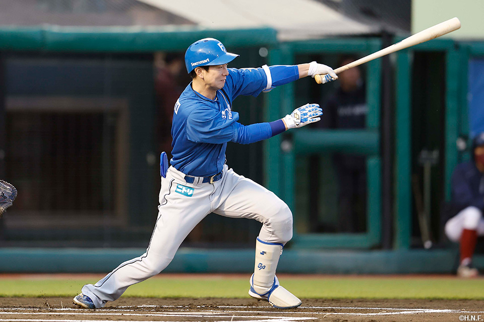 1回表、内野安打を放つ松本剛選手