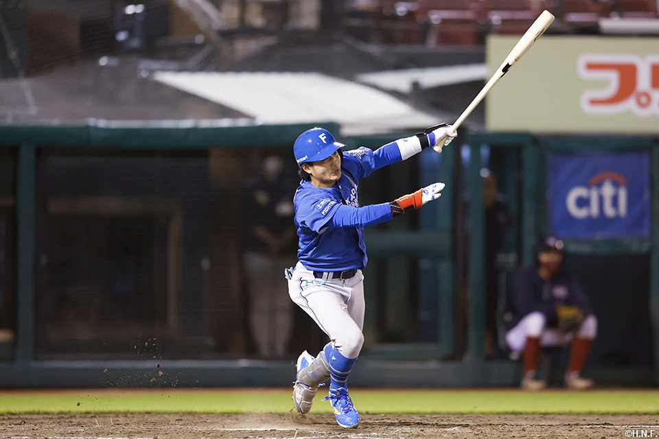 5回表、同点適時三塁打を放つ奈良間選手01