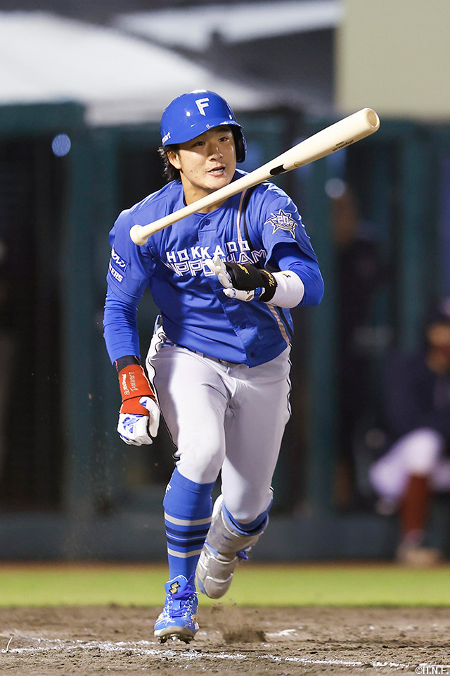 5回表、同点適時三塁打を放つ奈良間選手02