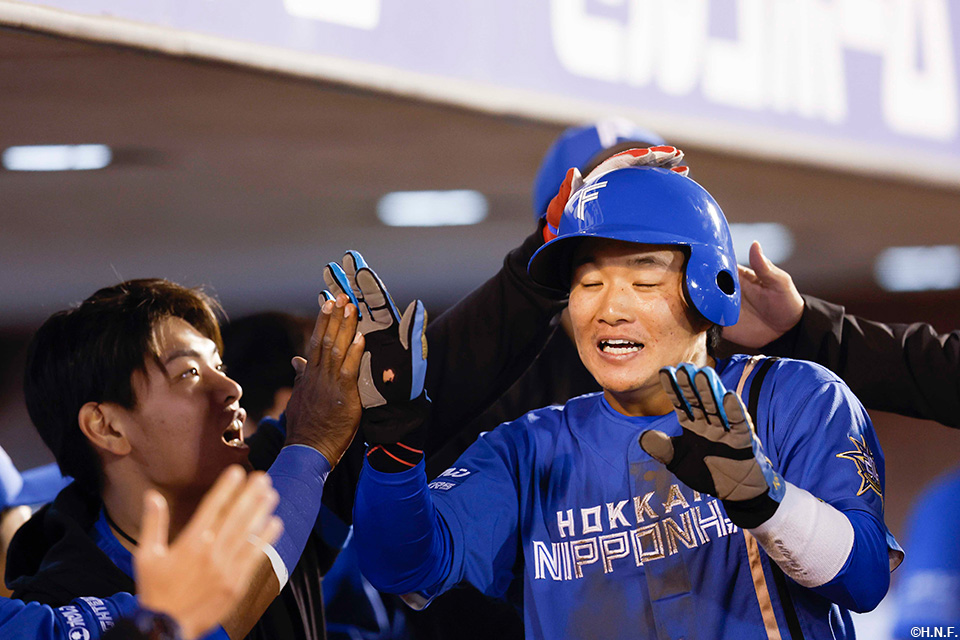 5回表、暴投の間に勝ち越しのホームを踏んだ奈良間選手