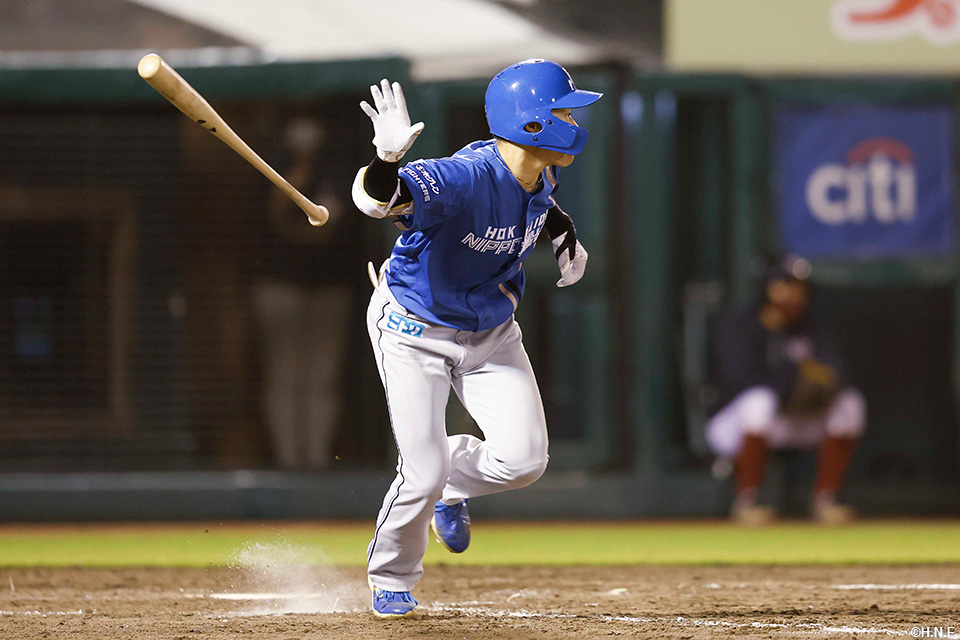 5回表、二塁打を放つ矢澤選手01